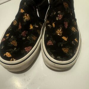 Women's Vans Asher Floral Black Floral Slip-On Sneakers